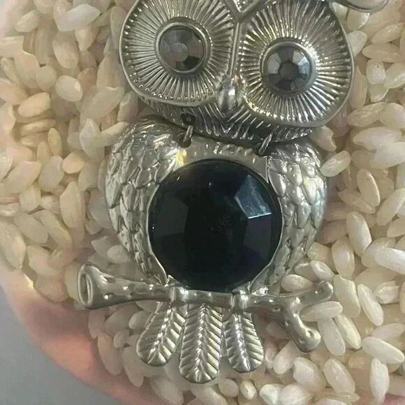 Articulated silver toned owl pendant necklace with faceted eye and belly - Picture 4 of 6